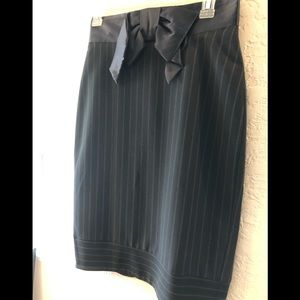 Bebe Pin strip form fitting split back skirt